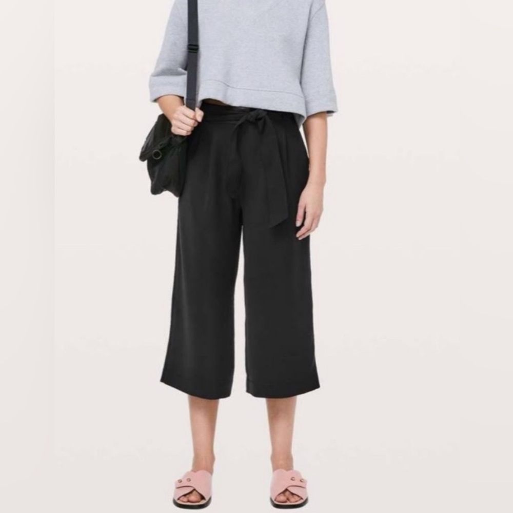 Lululemon Noir Wide Leg Crop Pull On Pants size 6